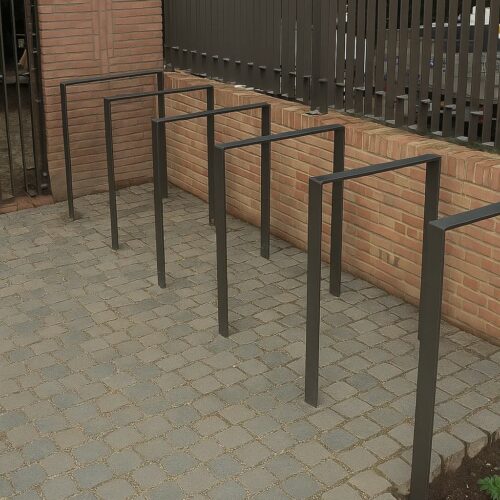 Fietsnietje Plain 11 Het fietsnietje model Plain, vervaardigd uit duurzaam plat-staal (80 x 12 mm), is een vandalismebestendige aanleunbeugel die zowel visueel strak als functioneel robuust is voor langdurig buitengebruik